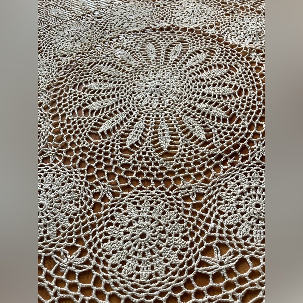 Hand crochet round table cloth - Picture 5 of 7
